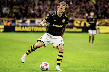 AIKs Linus Carlstrand under en fotbollsmatch i Allsvenskan