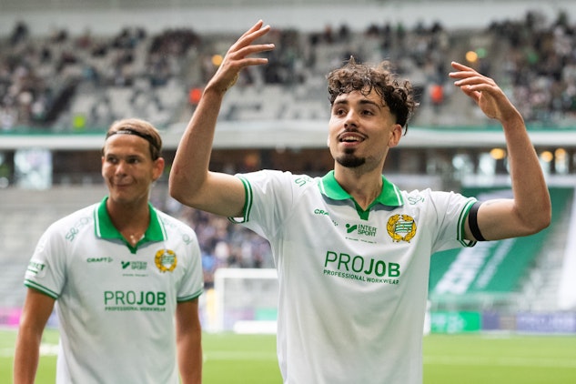 Sebastian Tounekti firar efter att ha gjort 2-0 mot Halmstad