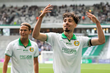 Sebastian Tounekti firar efter att ha gjort 2-0 mot Halmstad