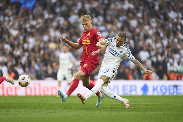 Nordsjällands Lucas Høgsberg och FCK:s Jordan Larsson.