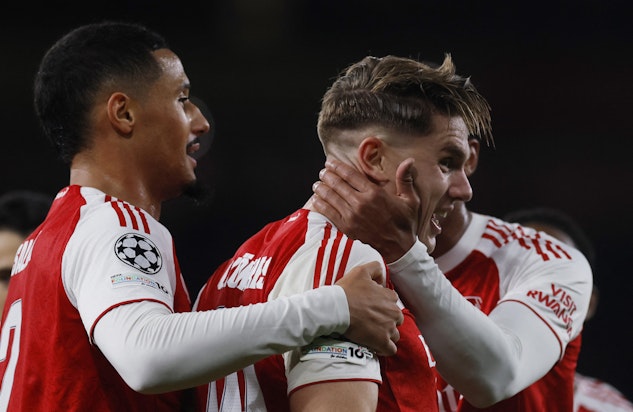 Gyökeres firar ett mål tillsammans med sina lagkamrater.