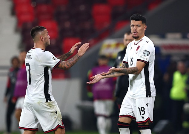 Albanien-spelarna Mirlind Daku och Rey Manaj.