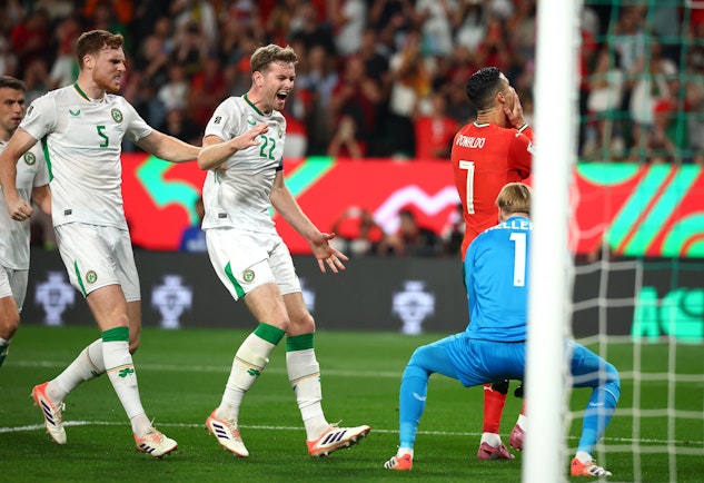 De irländska spelarna jublar efter att Ronaldo har missat en straff.