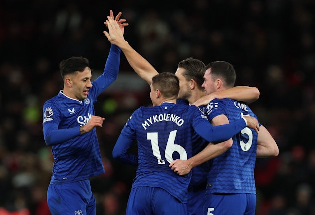 Everton-spelarna firar efter segern på Old Trafford i senaste omgången