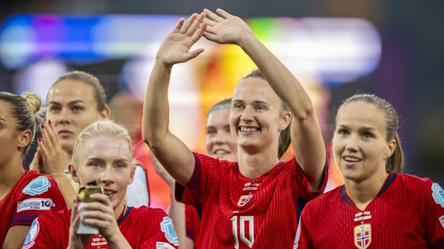 Norge firar efter att ha tagit sig vidare från gruppspelet i Dam-EM 2025.